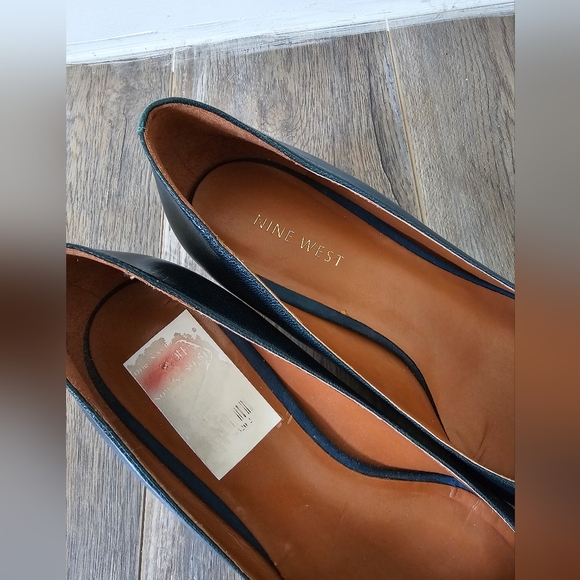 Nine West green low heels with gold buckle. Leather. Size 7.5 - Picture 4 of 6